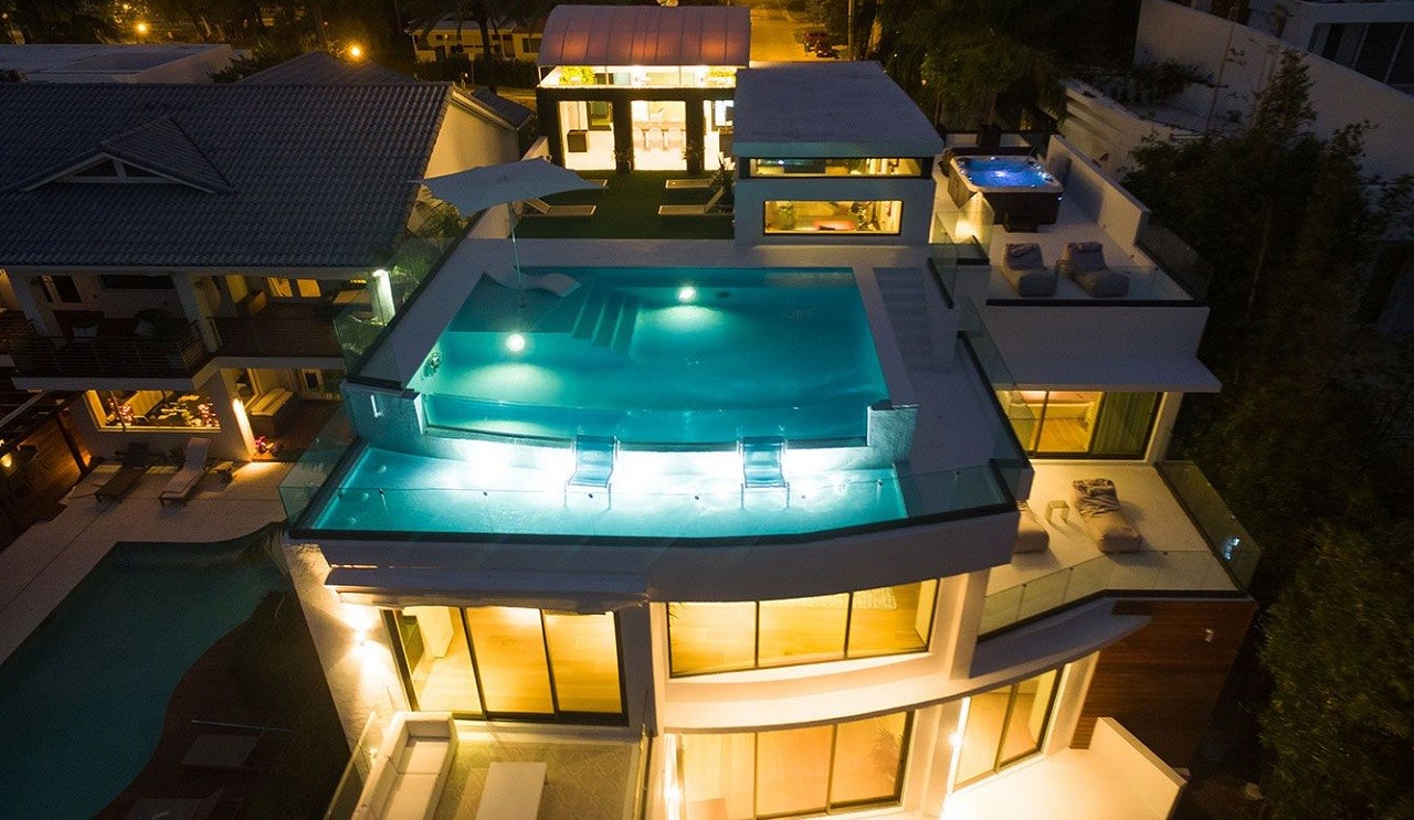Thiết kế bể bơi trên sân thượng giúp tối ưu diện tích và điều hòa không khí.