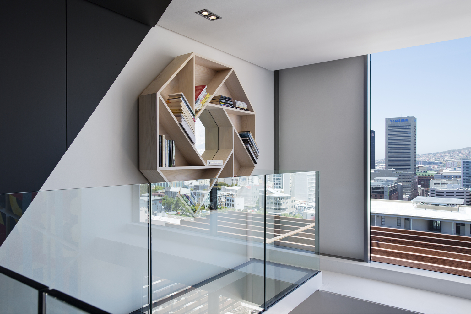 Thiết kế căn hộ Duplex hiện đại với cầu thang kính