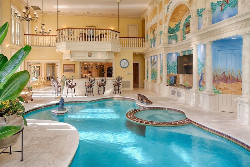 Mẫu biệt thự có hồ bơi trong nhà mang phong cách cổ điển đặc trưng của Châu Âu