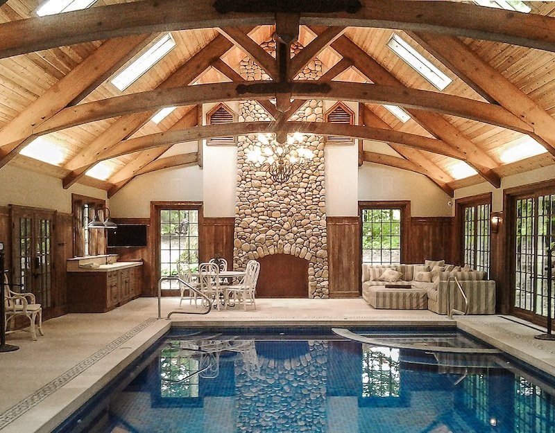 Một mẫu hồ bơi trong biệt thự phong cách Rustic với phần mái che làm từ gỗ cao cấp